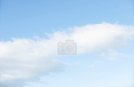 Téléchargez les photos : Image du ciel bleu en France, printemps - en image libre de droit