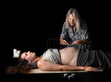 Foto de Mujer y la curación de energía en frente de fondo negro - Imagen libre de derechos
