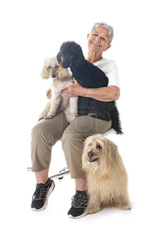 Foto de Senior mujer y perros en frente de fondo blanco - Imagen libre de derechos
