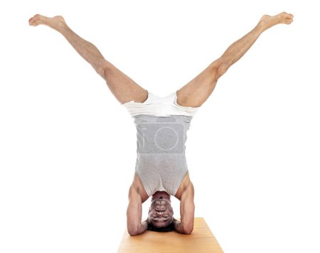Foto de Hombre y hatha yoga asana delante de fondo blanco - Imagen libre de derechos