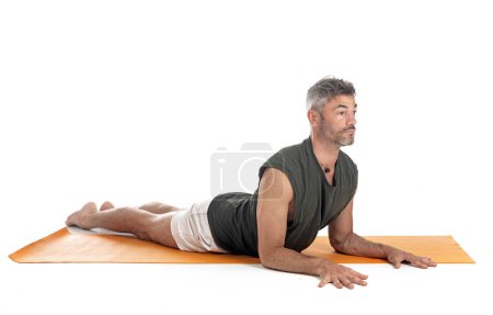 Téléchargez les photos : Homme et hatha yoga asana devant fond blanc - en image libre de droit