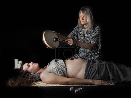 Téléchargez les photos : Femme et énergie guérison en face de fond noir - en image libre de droit