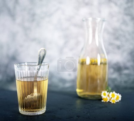 Téléchargez les photos : Fleur de camomille devant le fond de couleur - en image libre de droit