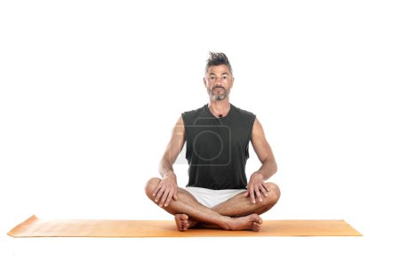 Téléchargez les photos : Homme et hatha yoga asana devant fond blanc - en image libre de droit
