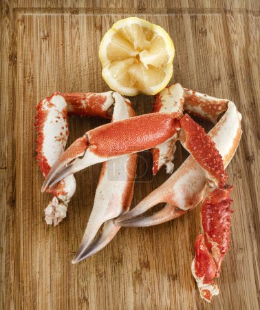 Foto de King crab leg in front of white background - Imagen libre de derechos