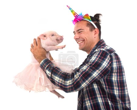 Téléchargez les photos : Cochon miniature rose et homme devant fond blanc - en image libre de droit