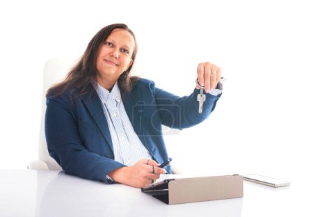 Téléchargez les photos : Agent immobilier femme en face de fond blanc - en image libre de droit