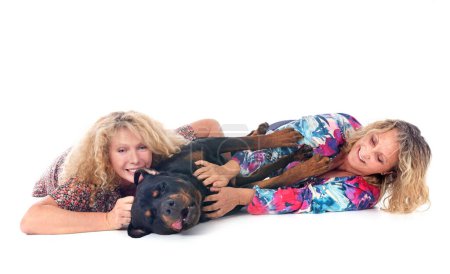 Téléchargez les photos : Purered rottweiler et les femmes en face de fond blanc - en image libre de droit