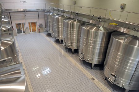 Téléchargez les photos : Cuves de fermentation en acier inoxydable pour le vin en France - en image libre de droit