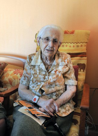foto de una vieja abuela en su dormitorio 