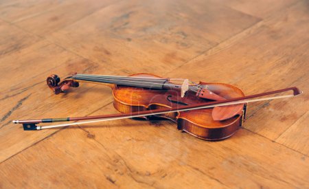 Téléchargez les photos : Image d'un violon avec partition dans une maison - en image libre de droit