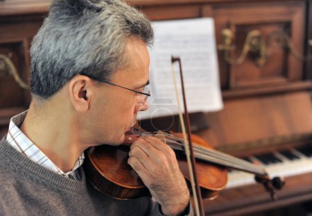 Téléchargez les photos : Image d'un violon avec partition et homme - en image libre de droit