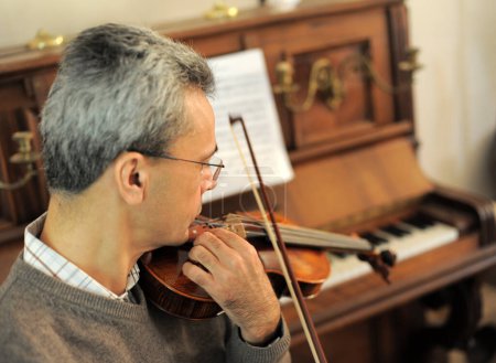 Téléchargez les photos : Image d'un violon avec partition et homme - en image libre de droit