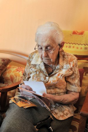 foto de una vieja abuela en su dormitorio 