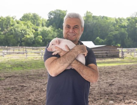 Téléchargez les photos : Jeune porc rose et homme devant les champs et la ferme - en image libre de droit