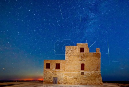 Téléchargez les photos : La pluie Perséide de 2023 pris sur la tour de défense côtière appelée Torri l-Abjad à Mellieha à Malte. - en image libre de droit