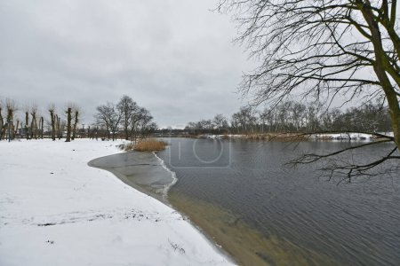 Téléchargez les photos : Paysage hivernal sur la rive. Samara est une rivière en Ukraine, un affluent gauche du Dniepr. - en image libre de droit