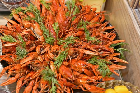 Téléchargez les photos : Crayfish est un apéritif à base d'écrevisses entières bouillies avec ou sans ingrédients supplémentaires. - en image libre de droit