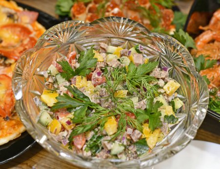 Téléchargez les photos : La salade est un plat froid composé d'un type ou d'un mélange de différents types de produits hachés combinés dans une vinaigrette.. - en image libre de droit