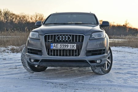 Foto de Novomoskovsk Dnepropetrovsk región Ucrania 01.17.2024. Un SUV hermoso y confiable, totalmente equipado. El Audi Q7 es un crossover de tamaño mediano, equipado con tracción total permanente (quattro). - Imagen libre de derechos