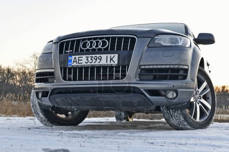 Téléchargez les photos : Novomoskovsk région de Dnepropetrovsk Ukraine 01.17.2024. Un beau VUS fiable, entièrement équipé. Le Audi Q7 est un multisegment de taille moyenne, équipé d'une traction intégrale permanente (quattro). - en image libre de droit