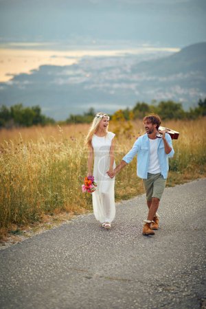 Foto de Hermosa mujer joven en vestido de novia en la naturaleza y su celebración del hombre juntos - Imagen libre de derechos