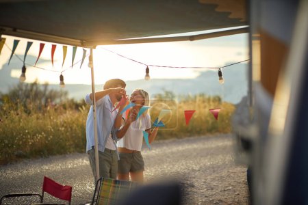 Téléchargez les photos : Un jeune couple aime aménager un camping par une belle journée ensoleillée en pleine nature. Relation, amour, nature, camping - en image libre de droit