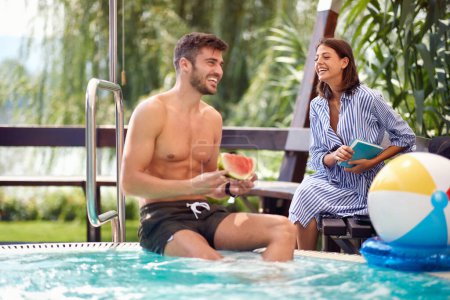 Téléchargez les photos : Couple joyeux sur la piscine s'amuser - en image libre de droit