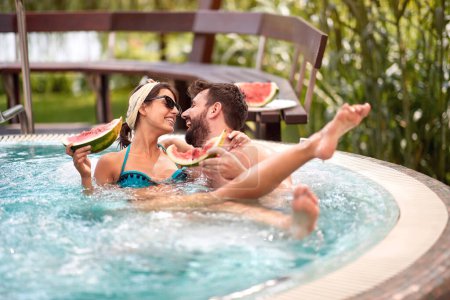 Foto de Mujeres alegres y hombres enamorados en la piscina - Imagen libre de derechos