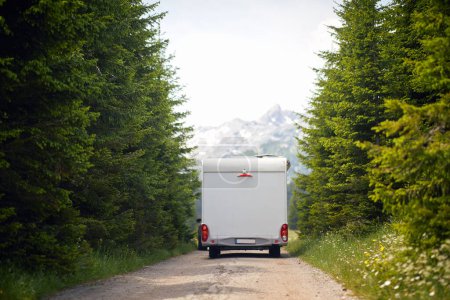Foto de Libertad de viaje campista en una montaña, familia, transporte y concepto de vacaciones - Imagen libre de derechos