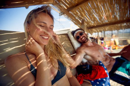 Foto de Pareja disfrutando del día en la playa. Hombre mostrando afecto hacia la mujer, acariciando su cabello. Vacaciones, lesiones, concepto de estilo de vida. - Imagen libre de derechos