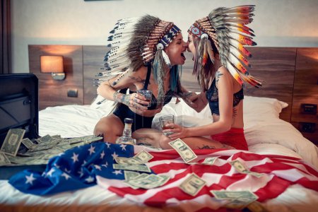 Téléchargez les photos : Deux filles s'amusent ensemble à Vegas ; concept de vie pécheresse - en image libre de droit