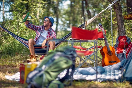 Foto de Camping, turismo y concepto de viaje - joven pasar un buen rato en el viaje de camping - Imagen libre de derechos