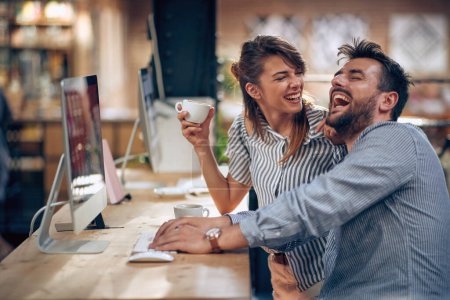 Téléchargez les photos : Joyeux souriant jeunes collègues, équipe d'affaires, travailler sur ordinateur de bureau sur le lieu de travail, s'amuser, parler, profiter de la pause café. - en image libre de droit