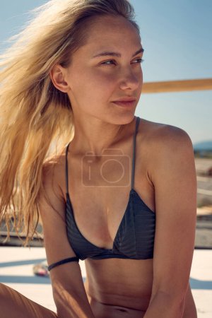 Téléchargez les photos : Gros plan portrait de belle femme blonde en bikini sur la plage. Femme en vacances. Voyage, lésiure, concept de style de vie. - en image libre de droit
