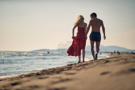 Téléchargez les photos : De beaux moments avec toi. Couple heureux profitant de vacances sur la mer ensemble. - en image libre de droit