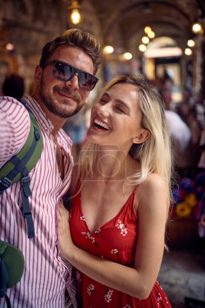 Foto de Pareja viajero shopping.loving feliz pareja de vacaciones. - Imagen libre de derechos