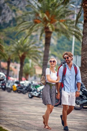 Téléchargez les photos : Heureux couple caucasien voyageant ensemble en été - en image libre de droit