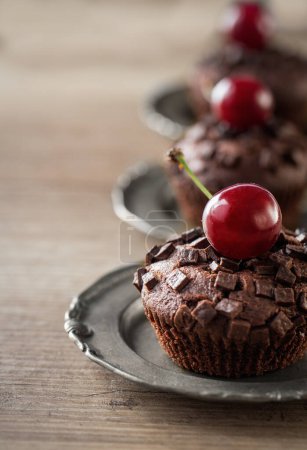 Téléchargez les photos : Muffins cerise fraîche et chocolat sucré sur l'assiette - en image libre de droit