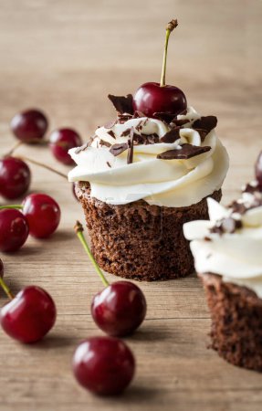 Téléchargez les photos : Cupcake au chocolat fait maison et cerr frais - en image libre de droit