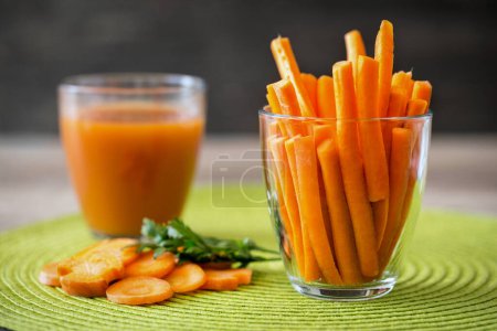 Foto de Rodajas frescas de zanahorias y zumo de zanahoria - Imagen libre de derechos