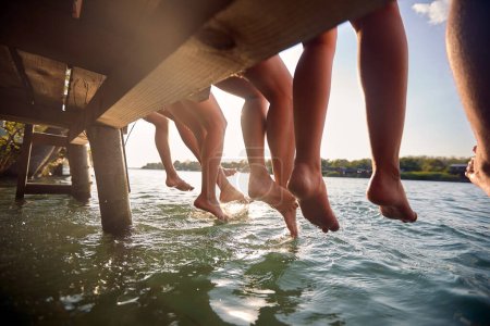Foto de Grupo de amigos disfrutando del día de verano juntos en el río - Imagen libre de derechos