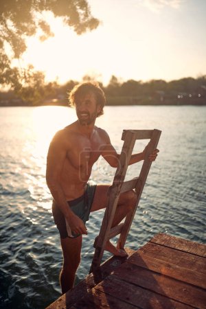 Foto de Shirtless guapo caucásico macho bañándose en el lago - Imagen libre de derechos
