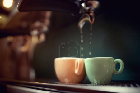 Téléchargez les photos : Faire du café. détail de verser des gouttes. gros plan de deux tasses - en image libre de droit