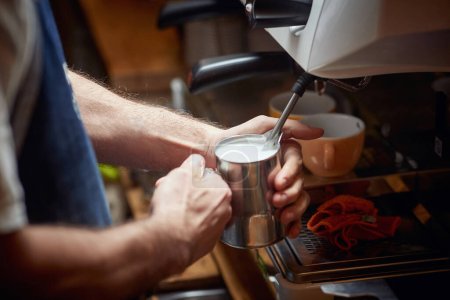 Téléchargez les photos : Détail de l'homme caucasien faisant de la mousse de lait pour un café - en image libre de droit