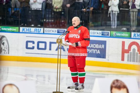 Téléchargez les photos : Minsk, Biélorussie - Le 08 septembre 2011 - Alexander Loukachenko prend la parole au requiem pour l "équipe de hockey perdue - en image libre de droit