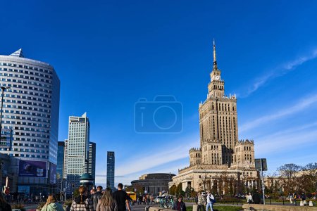 Foto de Varsovia, Polonia - 29 de octubre de 2023 - Palacio de la Cultura y las Ciencias cerca del distrito financiero de la ciudad - Imagen libre de derechos