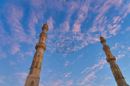 Téléchargez les photos : Hurghada, Égypte - 15 mars 2021 - Architecture islamique et culture orientale. Deux tours à El Mina Masjid - en image libre de droit