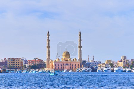 Téléchargez les photos : Hurghada, Égypte - 15 mars 2021 - vue sur la célèbre mosquée El Mina Masjid au coucher du soleil - en image libre de droit