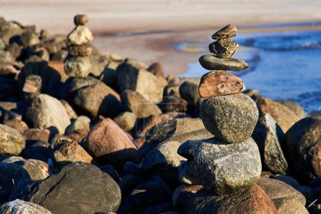 Pequeños toboganes de piedras para la meditación y relajación cerca de la orilla del mar